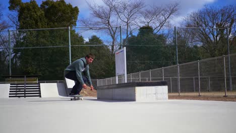 Patinador-Realizando-Un-Truco-En-Una-Repisa-En-Japón