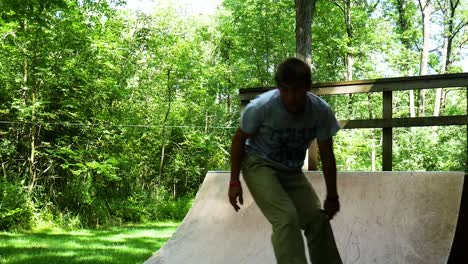 Skateboard-Tricks-Für-Die-Halfpipe-Im-Hinterhof