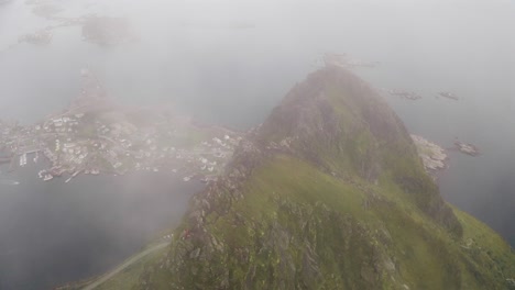 Flug-Durch-Die-Wolken-über-Reinebringen,-Luftaufnahme,-Reine,-Lofoten-Inseln,-Norwegen