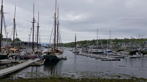 Frente-Al-Mar-En-Camden-Maine-Con-Grandes-Barcos