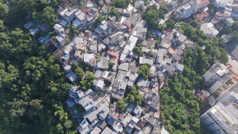 Luftüberflug-Einer-Favela-über-Dem-Strand-Von-Copacabana-In-Rio-De-Janeiro,-Brasilien