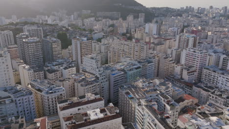 Lento-Paso-Aéreo-De-Los-Edificios-De-Apartamentos-De-La-Bahía-De-Botafogo-En-Río-De-Janeiro,-Brasil