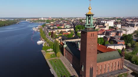 Vorwärts-Drohnenschuss-über-Dem-Rathaus-Von-Stockholm-In-Schwedens-Hauptstadt