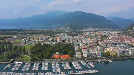 Wunderschöne-Luftaufnahme-Des-Hafens-In-Locarno,-Schweiz