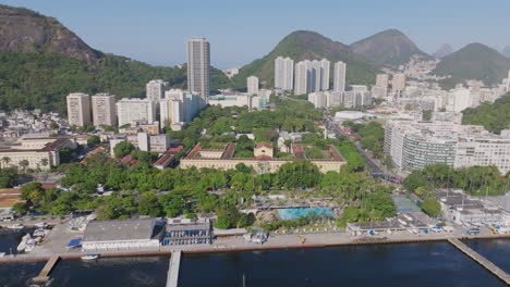 Imágenes-Aéreas-Lentas-Acercándose-A-Una-Universidad-En-Botafogo-En-Río-De-Janeiro,-Brasil.