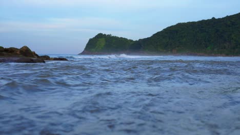 Blick-Auf-Das-Meer-Mit-Wasserlauf-Und-Landrelief-Davor