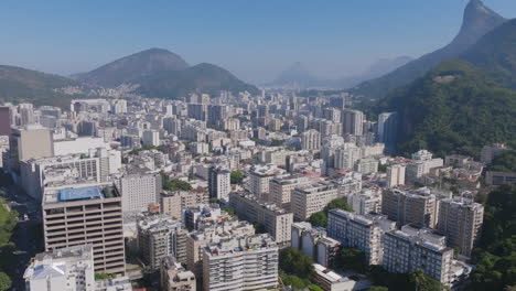 Luftüberflug-Im-Laufe-Des-Tages-über-Das-Viertel-Botafogo-In-Rio-De-Janeiro,-Der-Nach-Oben-Schwenkt-Und-Die-Jesusstatue-Enthüllt