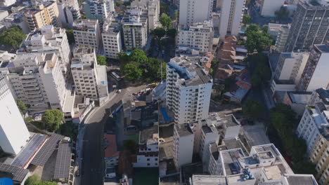 Luftaufnahmen-Von-Rechts-Nach-Links-Von-Straßen-Und-Wohnhäusern-In-Botafogo-In-Rio-De-Janeiro,-Brasilien