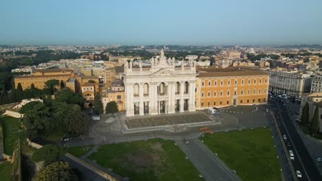 Drohne-Umkreist-Die-Basilika-San-Giovanni-In-Laterano