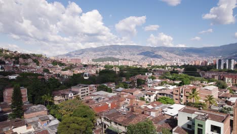 Teleférico-Metrocable-Sobre-Barrios-Marginales-Urbanos-En-La-Ciudad-De-Medellín,-Colombia