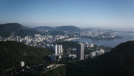 Ariel-Fliegt-Tagsüber-Im-Zeitraffer-In-Die-Bucht-Von-Botafogo-In-Rio-De-Janeiro,-Brasilien