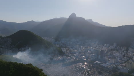 Statische-Luftaufnahmen-Eines-Feuers-In-Einer-Favela-Außerhalb-Von-Botafogo-In-Rio-De-Janeiro,-Brasilien