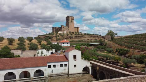 Burg-Belalcazar-In-Córdoba,-Spanien-An-Einem-Sonnigen-Tag-Mit-Spiegelbild-In-Einem-Ruhigen-Wasserkanal