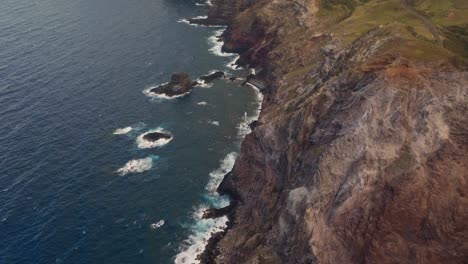 Panorama-Luftaufnahme-Aus-Großer-Höhe-Entlang-Der-Küste-Der-Klippen-An-Der-Nordküste-Von-West-Maui