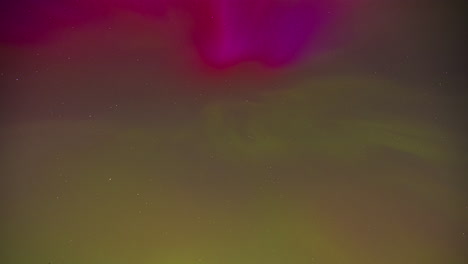 Das-Polarlicht-Am-Himmel-Wechselt-Von-Grün-Zu-Violett