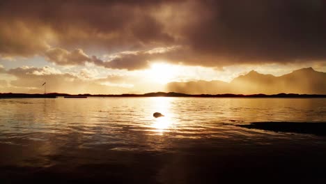 Vista-Aérea-De-Una-Increíble-Puesta-De-Sol,-Sobre-Los-Fiordos-De-Las-Islas-Lofoten,-Noruega