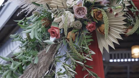 Blumenbogen-Bei-Der-Hochzeitszeremonie