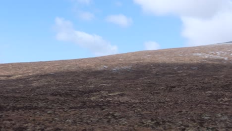 Panorámica-Lenta-De-La-Vasta,-Escarpada-Y-Pintoresca-Montaña-De-Quinag-Sail-Gharbh-En-Sutherland,-Highlands-De-Escocia,-Reino-Unido.