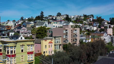 Aerial-view-rising-in-front-of-unique-houses-in-the-suburbs-of-San-Francisco,-USA