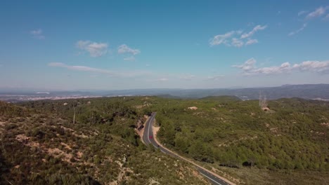 Eine-Kurvenreiche-Straße-Durch-Die-üppig-Grünen-Hügel-Von-Montserrat,-Spanien-An-Einem-Sonnigen-Tag