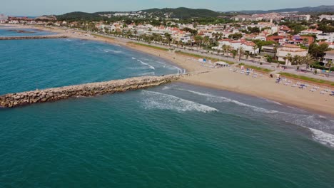 Die-Malerische-Küstenstadt-Sitges,-Spanien-Mit-Wunderschönen-Stränden-Und-Blauem-Wasser,-Luftaufnahme