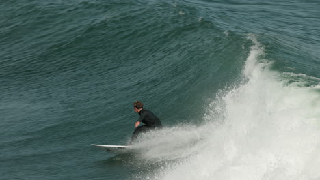 Ein-Surfer-Fängt-Eine-Schöne-Welle-Am-Steamer-Lane-In-Santa-Cruz,-Kalifornien