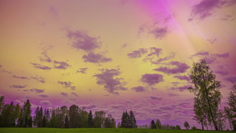Cielo-En-Tonos-Púrpura-Con-Nubes-Rodando-Sobre-La-Naturaleza-Rural-Al-Atardecer