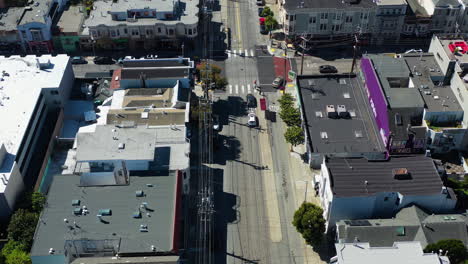 Drone-Inclinándose-Sobre-Calles-Tranquilas-En-Los-Distritos-De-San-Francisco,-California,-Estados-Unidos