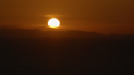 Goldener-Sonnenuntergang-Im-Zeitraffer-über-Der-Schottischen-Landschaft-Mit-Bergen-Und-Meer-Im-Blick