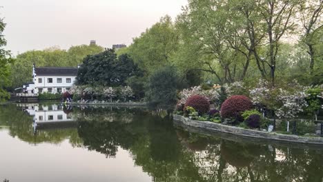 Spiegelbild-Im-Teich-Im-Lu-Xun-Park-In-Shanghai,-China-Bei-Sonnenuntergang