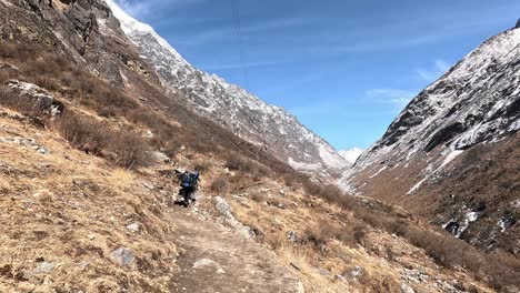 Siguiendo-A-Los-Excursionistas-Y-Pasando-Por-Los-Lugareños-En-La-Caminata-Por-El-Valle-De-Langtang-En-Nepal,-Himalaya.