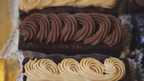 Pasteles-De-Chocolate-Con-Glaseado-Cremoso