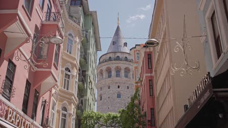 Der-Historische-Galata-Turm-Ist-Zwischen-Den-Gebäuden-In-Istanbul,-Türkei-Sichtbar