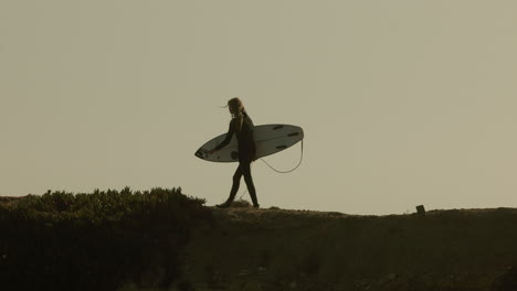 Surfista-Camina-Hacia-El-Océano-Para-Una-Sesión-De-Surf-Por-La-Tarde