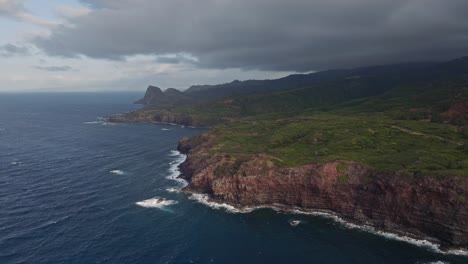 Panorama-Luftaufnahme-Von-Der-Wunderschönen,-Unberührten-Naturschönheit-Der-Nordküste-Von-West-Maui