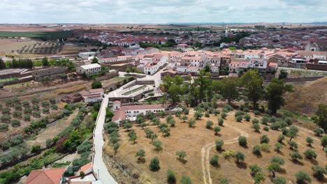 Castillo-De-Belalcázar-En-Córdoba,-España,-Rodeado-De-Exuberantes-Olivares-Y-Un-Pintoresco-Pueblo.