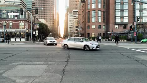 Timelapse-of-a-busy-intersection-in-San-Francisco-during-rush-hour-traffic