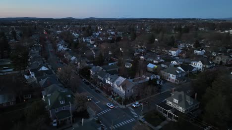 Traffic-on-long-Main-road-in-American-suburb-during-dusk