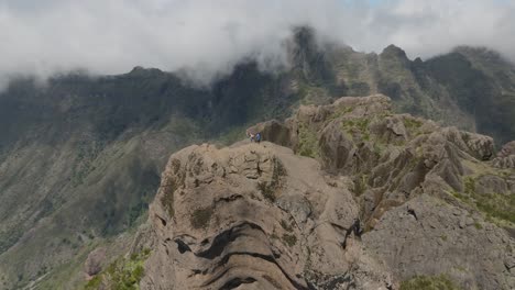 Excursionistas-Locos-En-Un-Gran-Pináculo-De-Roca-En-Una-Pintoresca-Cordillera-En-Un-Día-Soleado
