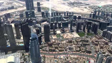 La-Ciudad-De-Dubai-En-Los-Emiratos-Árabes-Unidos-Desde-Arriba-Con-Vistas-A-La-Calle-Principal.