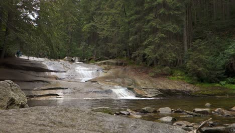 Riesengebirge,-Fluss-Mumlava-Und-Wasserfall-Mumlavsky-Vodopad-Im-Tiefen-Wald