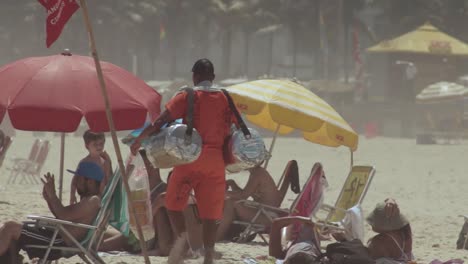 Trabajador-Vendiendo-Té-Mate-En-La-Playa-De-Ipanema-En-Un-Día-Soleado