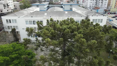 Facade-of-the-central-building-of-UEPG-State-University-,Ponta-Grosa,-Paraná,-Brazil,-aerial-view