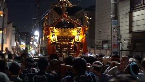 Hombres-Llevando-Mikoshi-Durante-El-Festival-Sanja-Matsuri-En-La-Noche,-Asakusa,-Tokio,-Japón