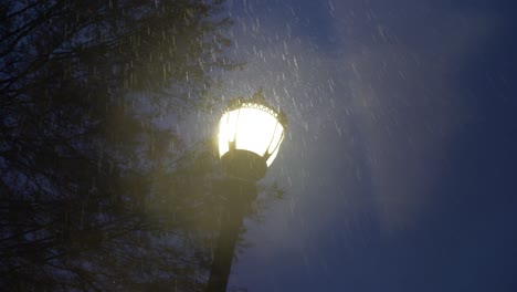 Lámpara-De-Calle-Bajo-La-Lluvia-Por-La-Noche-Gotas-De-Agua-En-La-Lente-De-La-Cámara