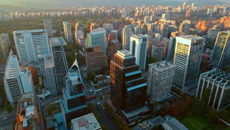 Rápido-Movimiento-De-Paralaje-Sobre-Edificios-De-Oficinas-De-Diseño-Moderno,-Paisaje-Urbano-De-Santiago-De-Chile