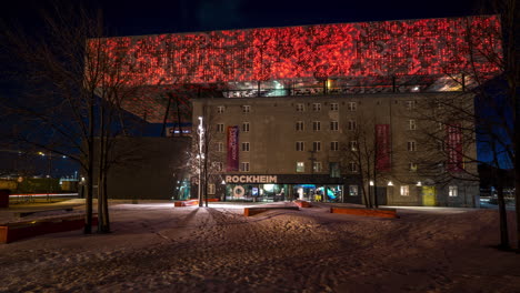 Panorama-Del-Museo-De-Música-Pop-Rockheim-En-Trondheim,-Noruega-Por-La-Noche