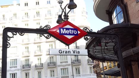 Gran-Via-Metro-Schild-Der-U-Bahnstation-Mit-Hintergrundgebäuden-In-Der-Innenstadt-Von-Madrid