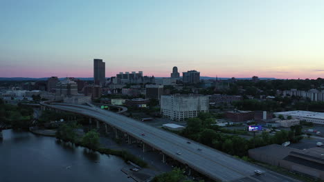 Schwenk-Der-Skyline-Von-Albany-In-Den-Sonnenuntergang