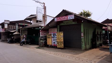 Aufnahme-Eines-Lastwagens-Einer-Leeren-Straße-In-Pai,-Thailand-Aufgrund-Des-Coronavirus-Ausbruchs